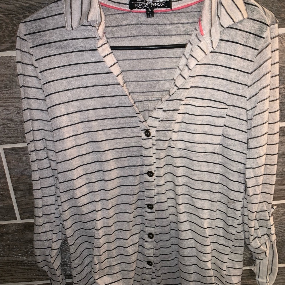 Cute, thin 3/4 sleeve button up